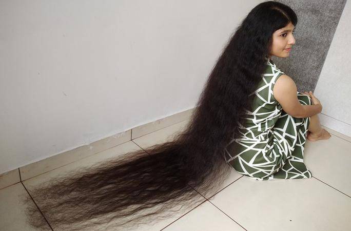 لمبے بال رکھنے والی بھارتی لڑکی نے تیسری بار اپنا ہی عالمی ریکارڈ توڑ ڈالا