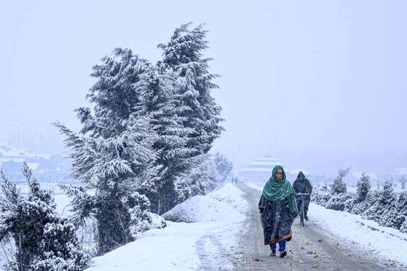 کشمیر میں خون منجمد کرنے والی سردی درجہ حرارت منفی 9 ڈگری