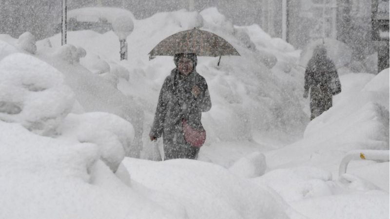 بحیرہ جاپان کے ساحل پر شدید برفباری اور طوفان جاری