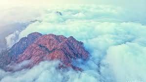 مدینہ کے قریب پہاڑی چوٹیاں بادلوں کی لپیٹ میں،فوٹوسوشل میڈیاپروائرل