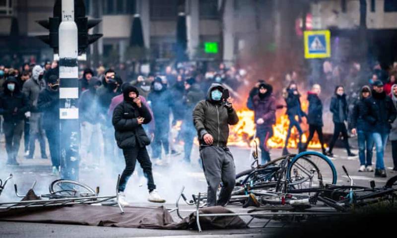 نیدرلینڈز میں کورونا کرفیو کے خلاف احتجاج، 240مظاہرین گرفتار