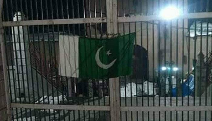  سری نگر کی جامع مسجد کے دروازے پر پاکستانی پرچم لہرا دیا گیا 