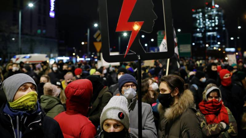 پولینڈ میں اسقاط حمل نئے قوانین نافذ، مزید سخت کیے جانے کے خلاف ہزارہا افراد کا احتجاج