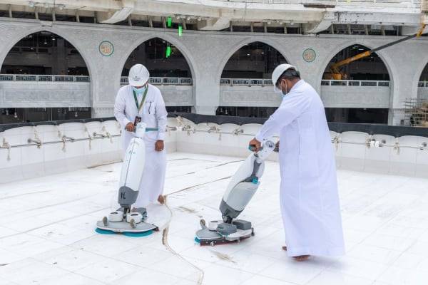 جدید آلات اور تربیت یافتہ کارکنان کے ساتھ بیت اللہ کی چھت صرف 20 منٹوں میں صاف