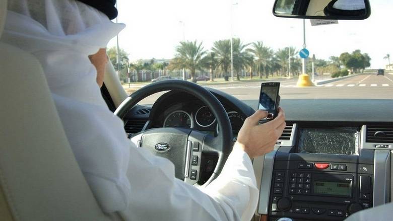 کویت، دوران ڈرائیونگ موبائل فون استعمال کرنے پر سختی،جرمانہ5سے بڑھا کر 75دینار کرنے کی تجویز پیش