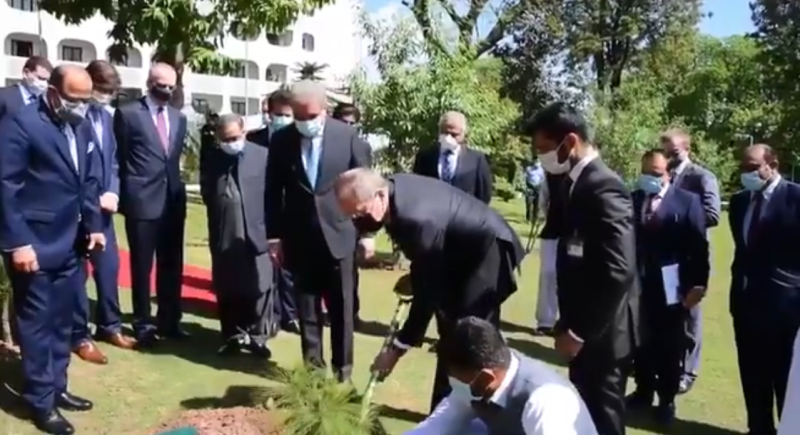 روسی وزیر خارجہ کی دفتر خارجہ آمد، وزارت خارجہ کے سبزہ زار میں یاد گاری پودا لگایا