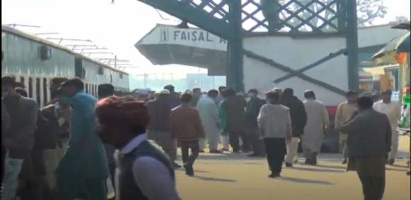 فیصل آباد: ریلوے سٹیشن پر کورونا ایس او پیز کی خلاف ورزیوں کا سلسلہ جاری