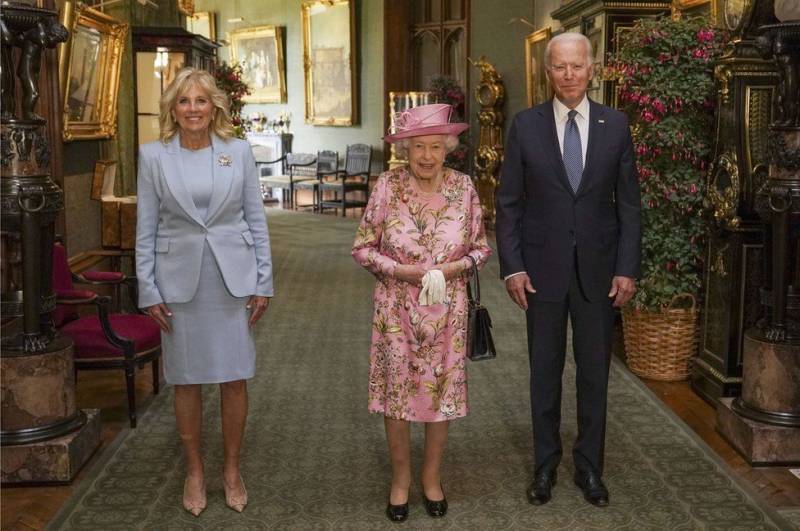 امریکی صدر، خاتون اول کی ملکہ الزبتھ کی چائے کی دعوت میں شرکت