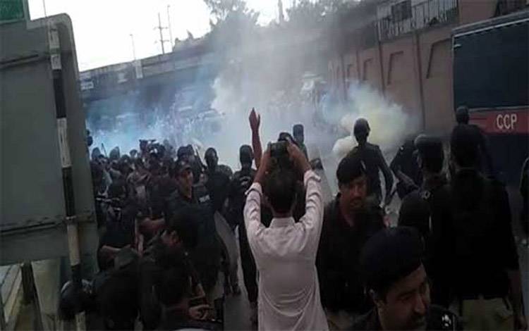 پشاور: سرکاری ملازمین کا تنخواہوں میں اضافے کیلئے اسمبلی چوک پر احتجاج
