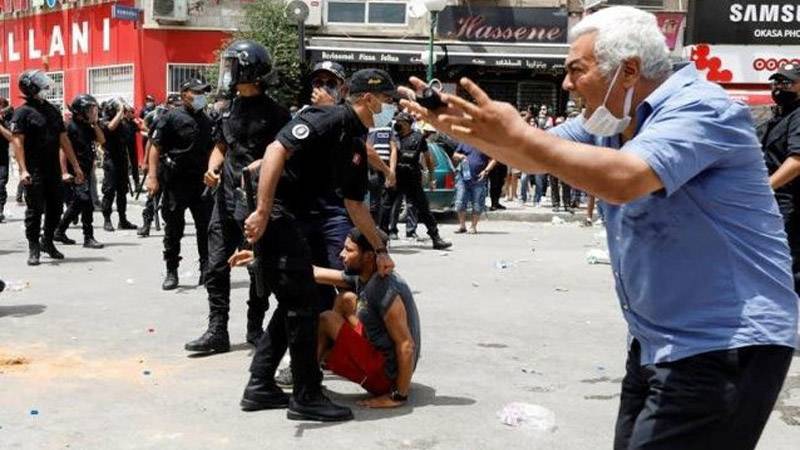 تیونس کے وزیراعظم برطرف، صدارتی مارشل لا لگا دیا گیا، عوام سراپا احتجاج