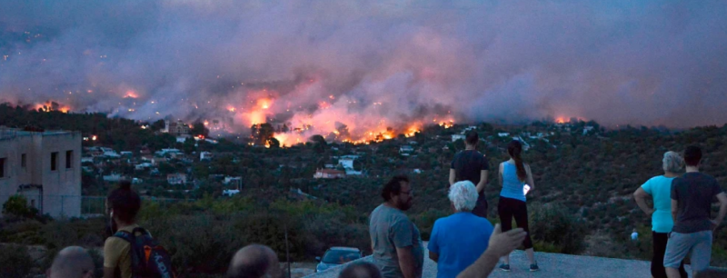 یونان کے جنگلات میں لگی آگ بے قابو، ہزاروں افراد انخلا پر مجبور