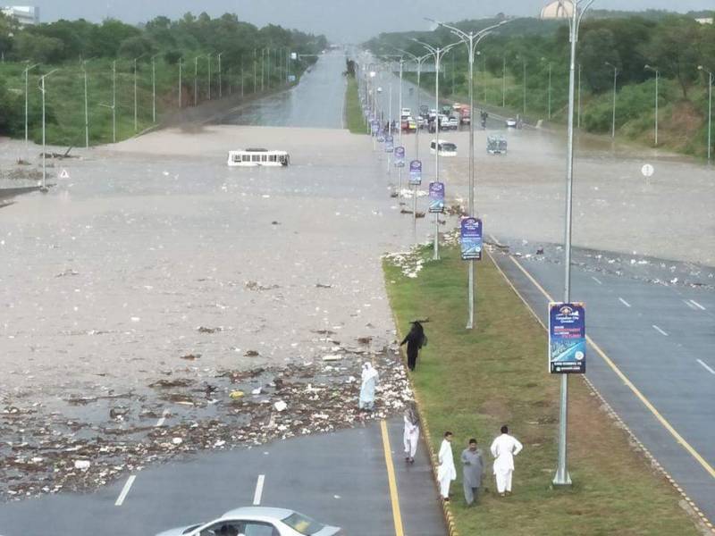 اسلام آباد : شدید بارشیں ، سیکٹر ای الیون میں بحالی کا کام تاحال جاری