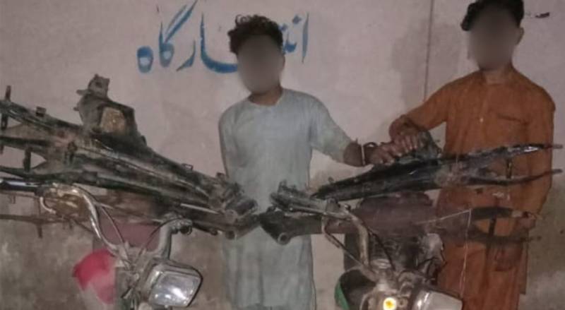 کراچی: موٹر سائیکل چوری کرکے پارٹس بیچنے والے 2 ملزمان گرفتار