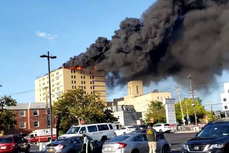 امریکا، کوئینز ہسپتال سینٹر میں آتشزدگی کے نتیجے میں 2 افراد شدید زخمی
