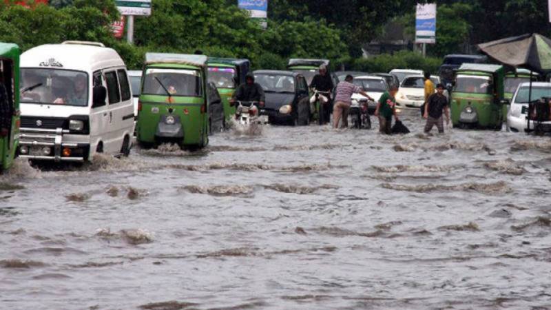 لاہور: گرج چمک کے ساتھ موسلادھار بارش، نشیبی علاقوں میں پانی ہی پانی