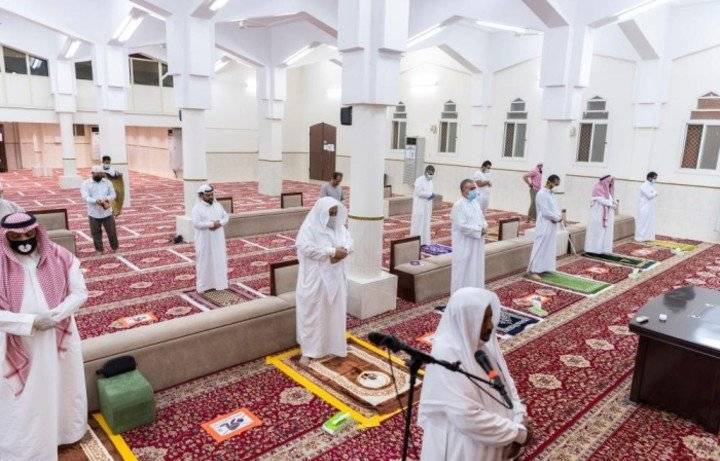 سعودی عرب کی مساجد میں نمازیوں کے درمیان سماجی فاصلہ برقرار