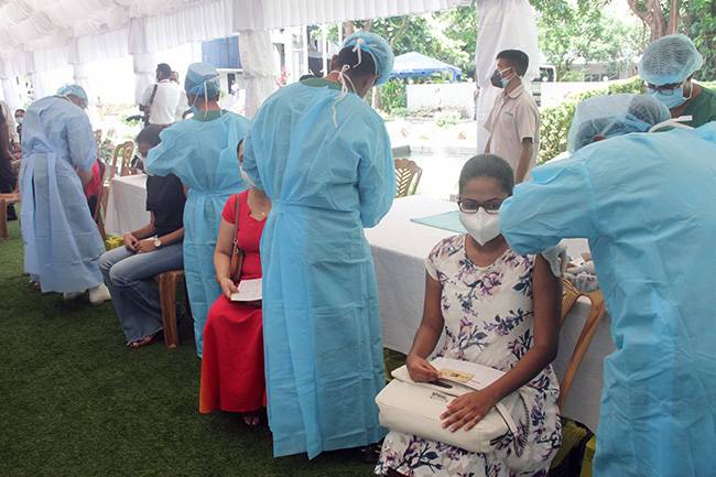 سری لنکا نے اہل گروہوں کو نوول کروناوائرس ویکسین کی تیسری خوراک لگا نا شروع کر دی