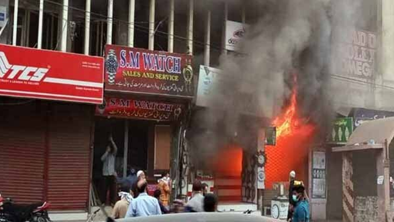 کراچی: صدر کوآپریٹو مارکیٹ میں آگ لگنے سے 100 سے زائد دکانیں جل کر تباہ