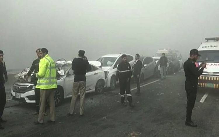 موٹروے: شدید دھند، 3 مقامات پر درجنوں گاڑیاں ٹکرا گئیں، 20 افراد زخمی