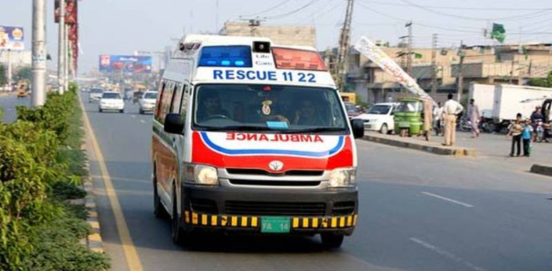 جہلم: مسافر بس پل سے نیچے گر گئی،2 طالبات سمیت 3افراد جاں بحق