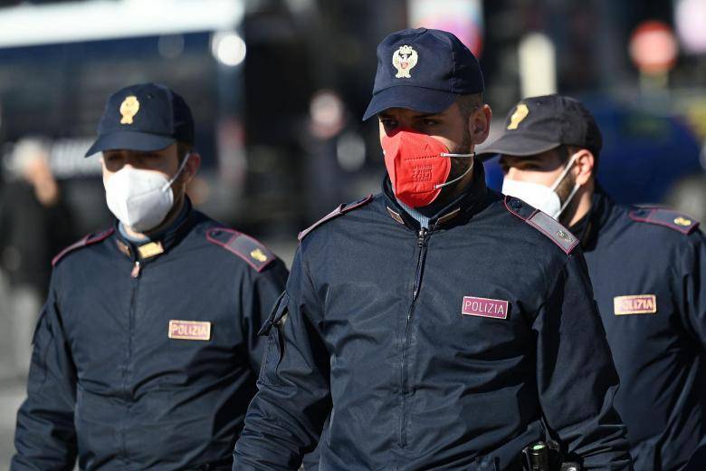 گلابی ماسک ’ادارے کی ساکھ کے لیے خطرہ‘ ہیں: اطالوی پولیس یونین
