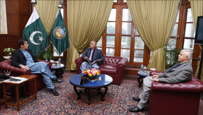 وزیرِ اعظم عمران خان سے گورنر خیبر پختونخوا شاہ فرمان اور وزیرِ اعلی محمود خان کی ملاقات