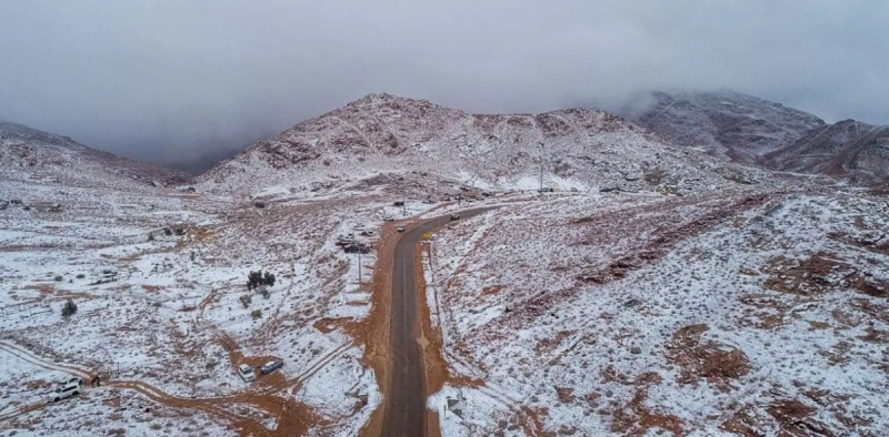  سعودی عرب میں اللوز کے پہاڑوں پر برف باری،تبوک میں الرٹ