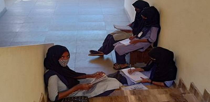 بھارت، حجاب نہ اتارنے پر کالج طالبات کے کلاس میں بیٹھنے پر پابندی