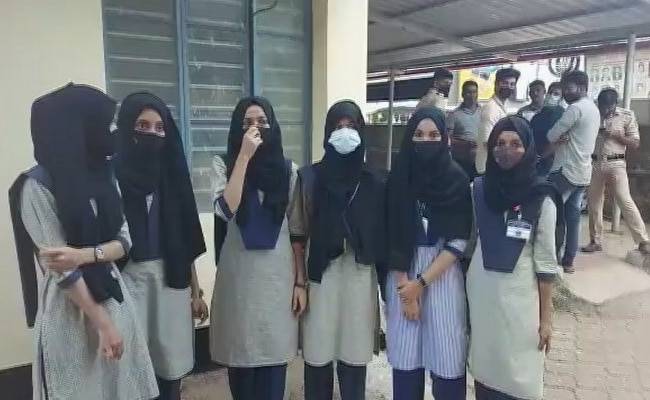 بھارت میں وزیر تعلیم نے حجاب کو ڈسپلن کی خلاف ورزی قرار دےدیا