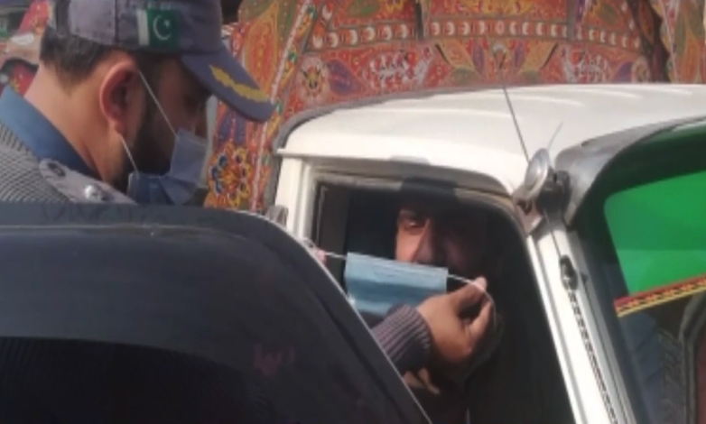 راولپنڈی :اومیکرون کا پھیلاﺅ، ٹریفک وارڈنز کی شہریوں میں ماسک کی تقسیم
