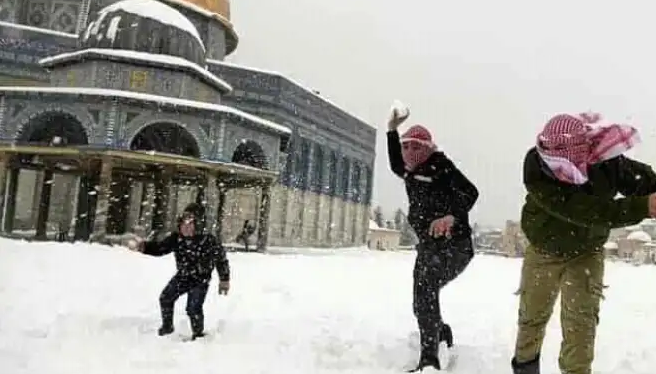 فلسطین میں شدید برفباری‘ جنگی ماحول سے خوفزدہ بچے خوشی سے کھل اٹھے 