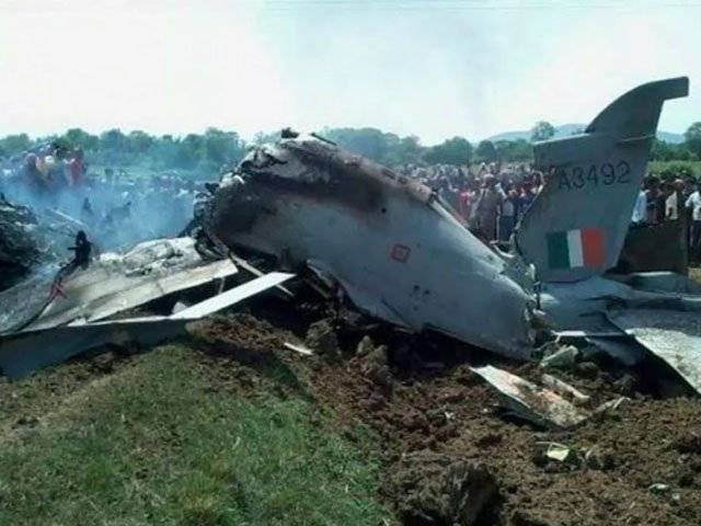 بھارتی فوج کا طیارہ کھیتوں میں گر کر تباہ‘دونوں پائلٹوں نے پیراشوٹس سے چھلانگ لگا کر جانیں بچائیں 