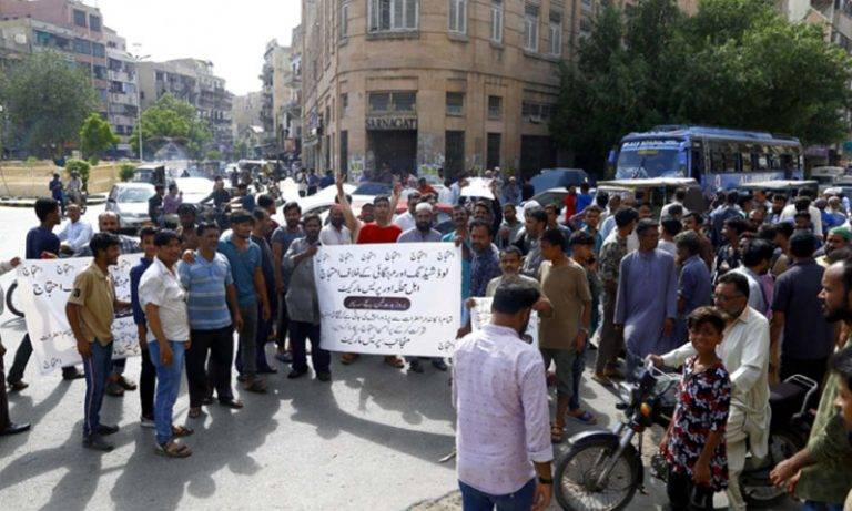 کراچی :لوڈ شیڈنگ کا دورانیہ 12 گھنٹے، شہریوں کا 14مقامات پر احتجاج