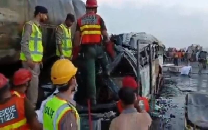 ملتان: مسافر بس اور آئل ٹینکر میں خوفناک حادثہ، 20 افراد جاں بحق
