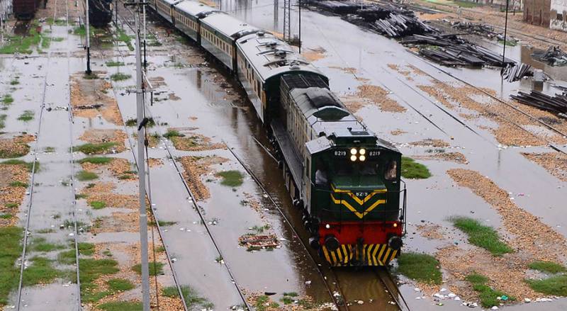 پاکستان ریلوے نے سیلاب سے تباہ انفراسٹرکچر کیلئے وفاق سے 528 ارب روپے مانگ لیے