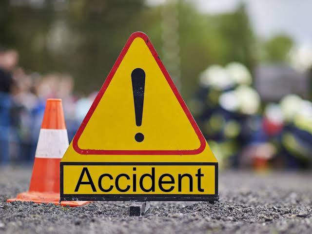 سیہون: انڈس ہائی وے پر مسافر وین گڑھے میں گر گئی، 20 افراد جاں بحق