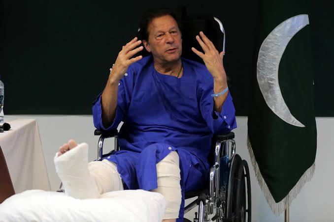 عمران خان کی ٹانگ پر لگا پلاسٹر اتار دیا گیا