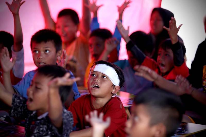 انڈونیشیا ، زلزلہ سے متاثرہ گاوں میں قائم عارضی سکول میں تعلیمی سرگرمیاں شروع