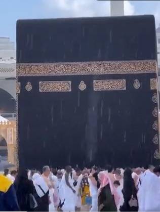 مسجد الحرام میں موسلادھار بارش کے دوران طواف اور نماز کی ویڈیوز سوشل میڈیا پر وائرل