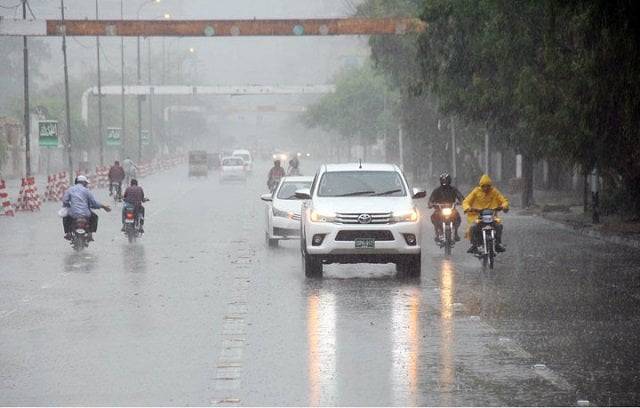 بارش برسانے والا نیا سسٹم ملک میں داخل، موسلا دھار بارشوں کی پیش گوئی