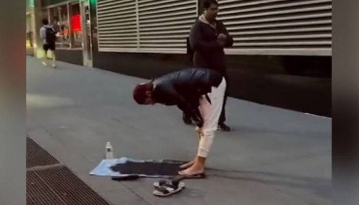 محمد رضوان کی نیویارک کی سڑک پر نماز پڑھتے ویڈیو وائرل