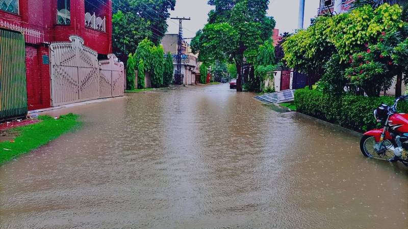 لاہور سمیت پنجاب کے مختلف شہروں میں موسلادھار بارش، نشیبی علاقے زیر آب