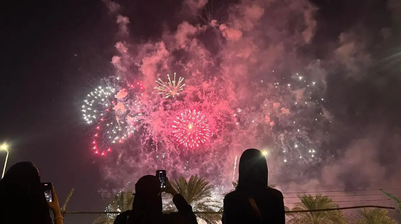 سعودی عرب کے قومی دن کے موقعے پر آتش بازی، مملکت کا آسماں بھی جگمگا اٹھا