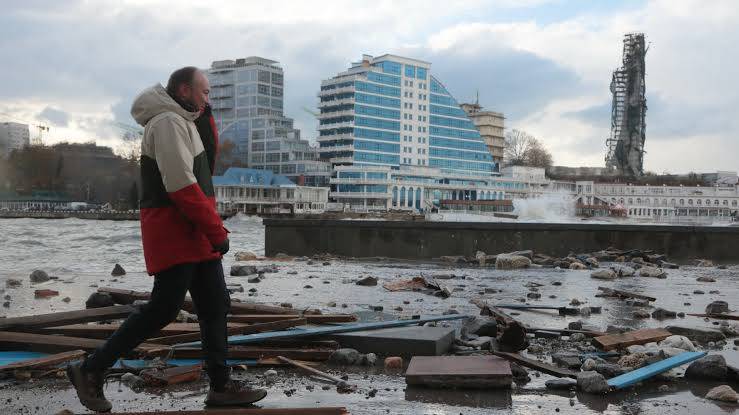 سمندری طوفان نے روسی اور یوکرینی شہروں کو تہہ و بالا کر دیا، 20 لاکھ افراد بجلی سے محروم