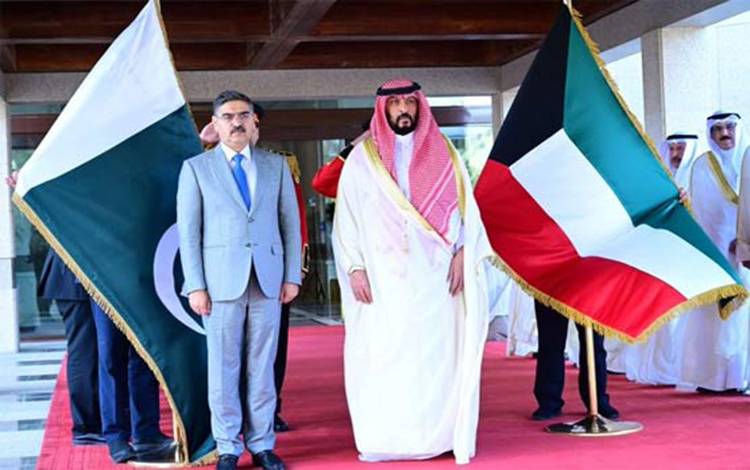 نگران وزیراعظم کا اعلیٰ کویتی قیادت سے ملاقات کیلئےالبیان محل پہنچنے پرشانداراستقبال