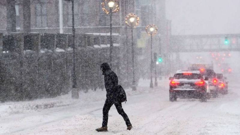 کینیڈا میں برفباری کے باعث نظام زندگی مفلوج