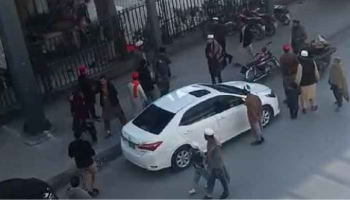 پشاور: پولیس وردی پہن کر پولنگ اسٹیشن میں داخل ہونیوالا مسلح ملزم گرفتار