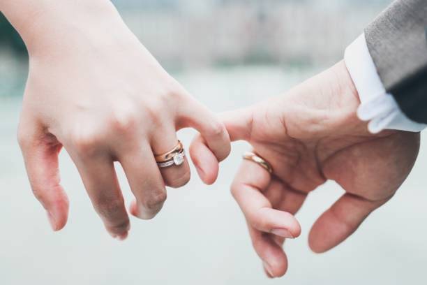 شادی شدہ افراد 'سنگلز' سے زیادہ خوش ہوتے ہیں: امریکی سر وے میں انکشاف