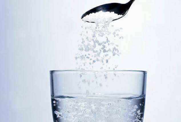 نہار منہ نمکین پانی پینے کے حیران کُن فوائد