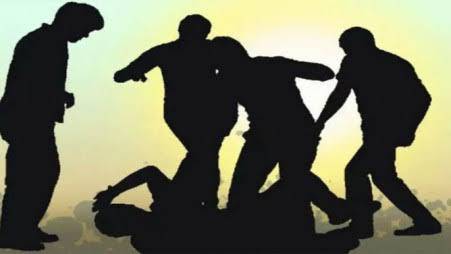 کراچی: کھارادر میں خالی عمارت کا چھجہ گرگیا، 3 افراد زخمی